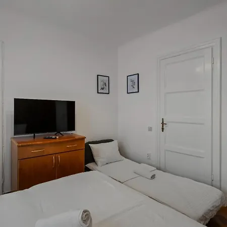 Villa Interbelic Near Old Town