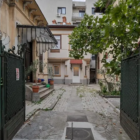 Interbelic Near Old Town * Bucarest