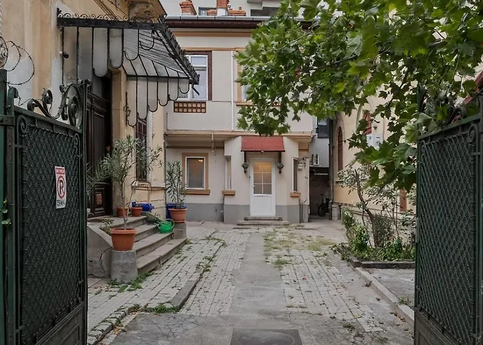 Interbelic Near Old Town * Bukareszt